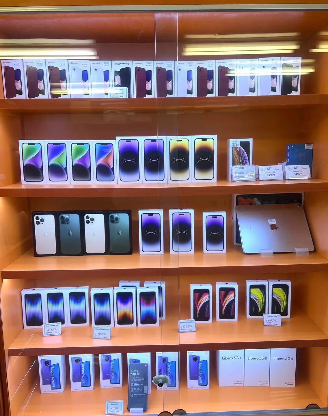 BAN MAI SMART 博多店の棚に整列したスマートフォン