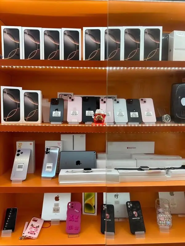BAN MAI SMART 博多店のオレンジ陳列棚に並ぶスマートフォン